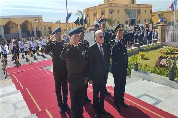 اللواء دكتور خالد فوده، محافظ جنوب سيناء يضع إكليلًا من الزهور على النصب التذكاري