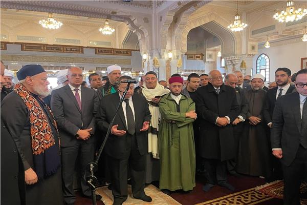 علي جمعة يؤم المصلون في جنازة ابنة نقيب السادة الأشراف