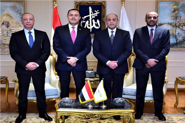 وزير الطيران المدنى يستقبل سفير دولة قطر 