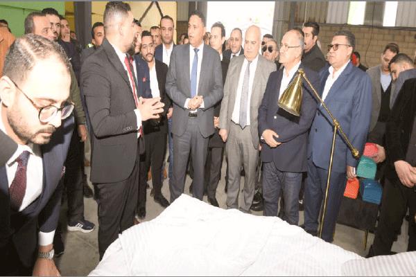 محافظ الدقهلية خلال افتتاحه مصنعا للإسفنج الصناعى