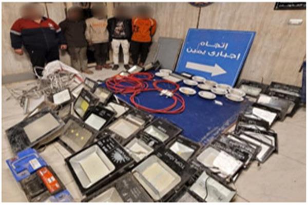 المتهمين امامهم المضبوطات