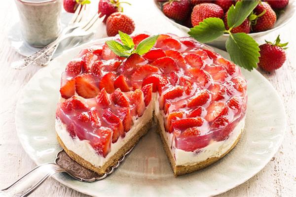 تشيز كيك بالفراولة والصوص الأحمر
