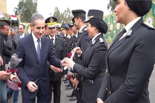 محافظ الغربية يضع إكليلاً من الزهور على النصب التذكاري