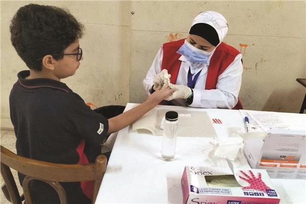 فحص أحد الطلاب ضمن المبادرات الرئاسية الصحية