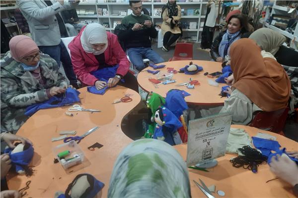 أعمال يدوية بأيدي الزوار..  جناح المجلس القومي للمرأة