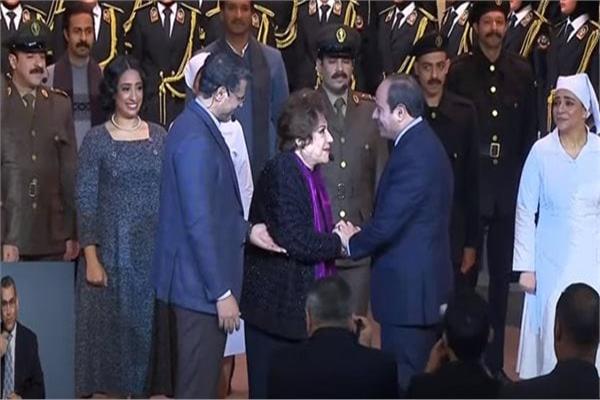 الرئيس عبدالفتاح السيسى يصافح الفنانة سميحة أيوب