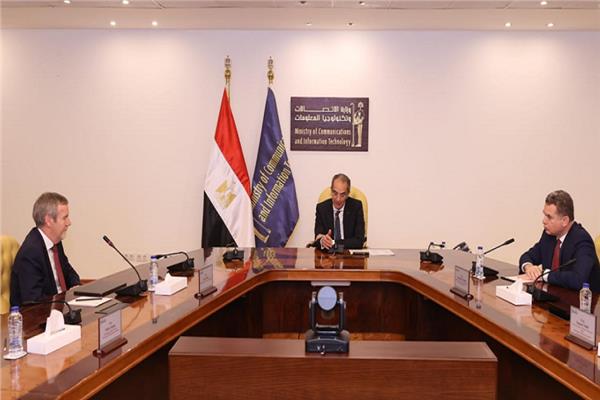  وزير الاتصالات خلال اللقاء 