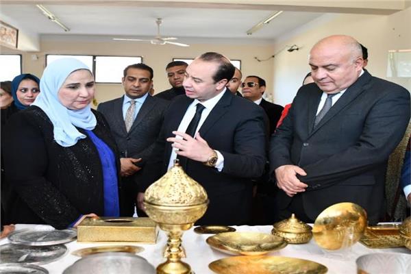 الدكتورة نفين القباج خلال تفقدها عدد من المشروعات الخدمية والتنموية بمحافظة قنا
