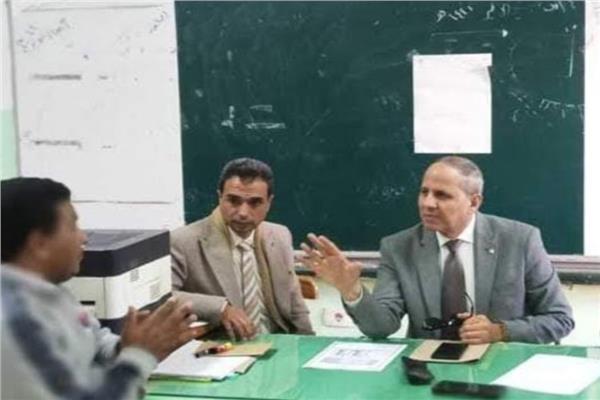 وكيل وزارة التربية والتعليم بكفر يتابع أعمال التصحيح داخل كنترولات الشهادة الإعدادية
