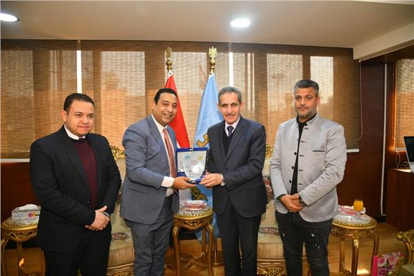 الدكتور طارق رحمي محافظ الغربية خلال لقاء وفد اللجنة الطبية العليا والاستغاثات