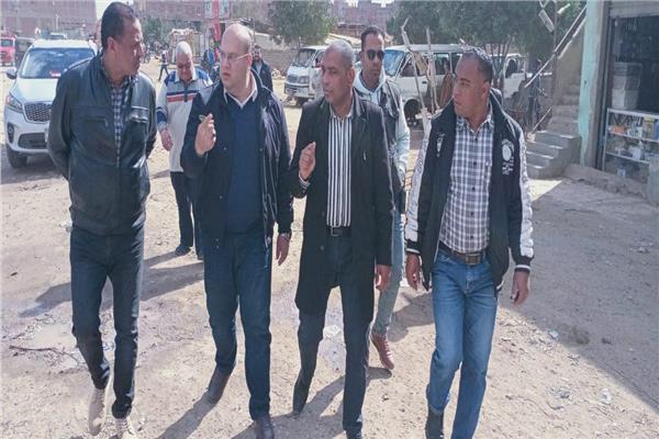نائب محافظ الجيزة خلال تفقده المشروعات المنفذة ببشتيل