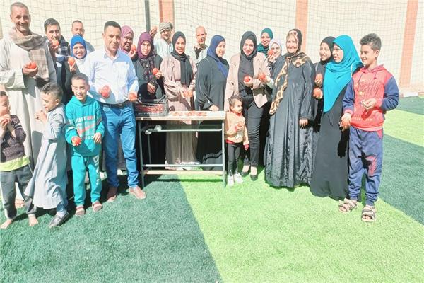 تدريب 30 سيدة على مشروع تجفيف الطماطم بالأقصر 