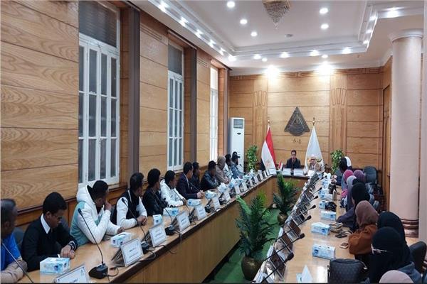 الدكتور ناصر الجيزاوي رئيس جامعة بنها خلال لقائه بالطلاب الصوماليين