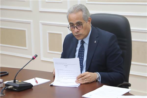  وزير العمل  حسن شحاتة