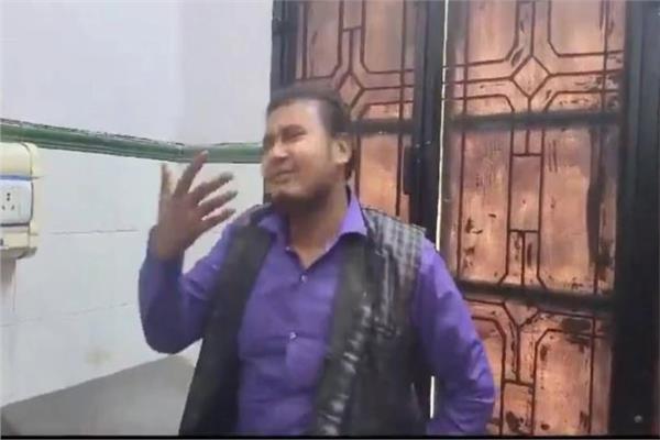 هندي يسمم نفسه ويهرع إلى المستشفى