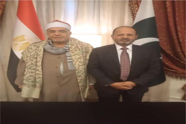  سفير باكستان يستقبل نقيب القراء
