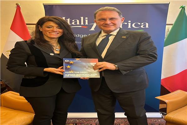 وزيرة التعاون الدولى مع نائب وزير الخارجية والتعاون الدولي في الحكومة الإيطالية