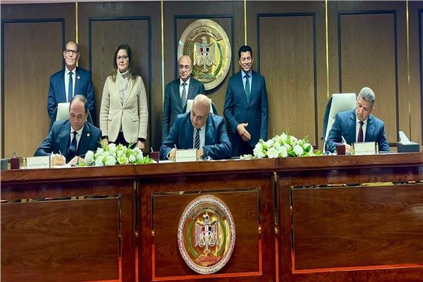 وزراء العدل والتخطيط والشباب والرياضة أثناء توقيع البروتوكول