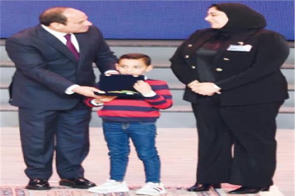 الرئيــس عــبـدالفــتاح السـيسـى مع اسرة الشهيد