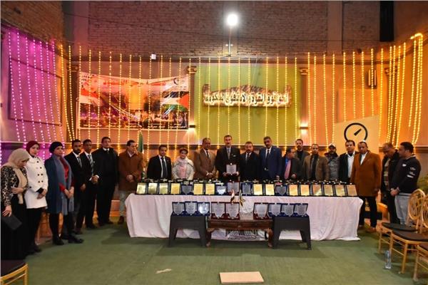 قيادات الوفد أثناء تكرم ضباط وأفراد قسم شرطة المنيرة الغربية بالجيزة