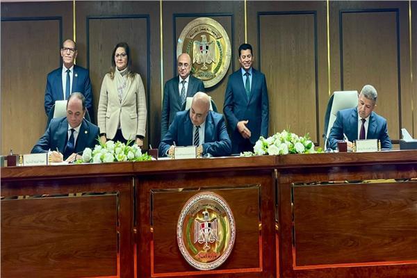 وزراء العدل والتخطيط والشباب والرياضة أثناء توقيع البروتوكول