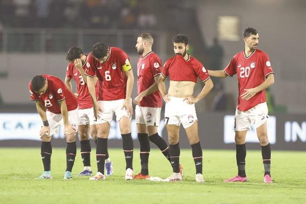 حزن لاعبى المنتخب عقب الخروج من نسخة كوت ديفوار على يد الكونغو الديمقراطية