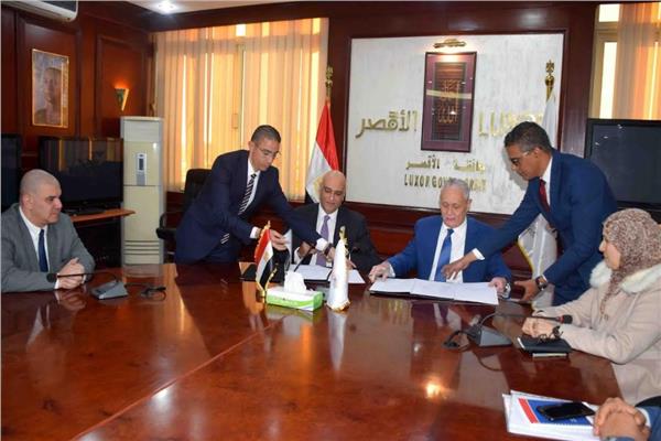 محافظ الاقصر يلتقى بالرئيس التنفيذي لجهاز تنمية المشروعات المتوسطة