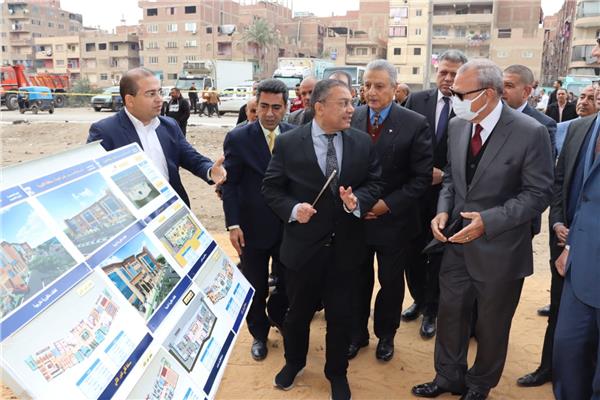 عبد الحميد الهجان محافظ القليوبية خلال جولة تفقدية