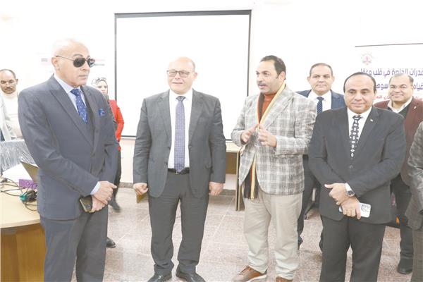 رئيس جامعة سوهاج خلال تسجيل براءات الاختراع
