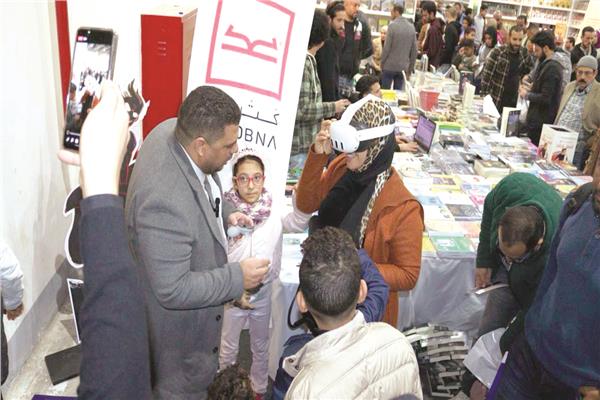 جانب من حفل توقيع «سوبر هيفين»