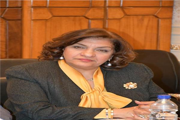  النائبة ايفلين متى 