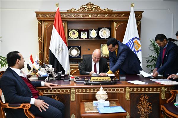 اللواء أشرف الداودى محافظ قنا يعتمد الشهادة الأعدادية