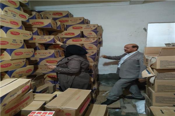 ضبط مكرونة وملح مجهولي المصدر