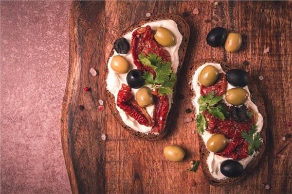 ساندويتش اللبنة بالزيتون والأعشاب