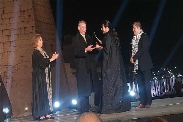 إيمي سمير غانم لحظه تكريمها من إدارة المهرجان