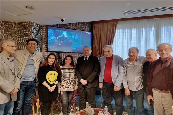 السفير مع وفد الفنانين