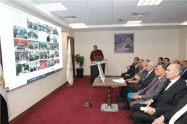 لدكتور رضا حجازي عبر تقنية الفيديو كونفرنس معمديرى المديريات التعليمية