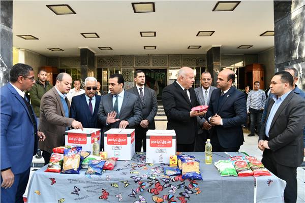 اللواء اشرف الداودى محافظ قنا خلال مبادرة أبواب الخير