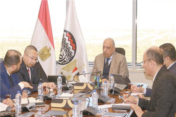 وزير قطاع الأعمال العام خلال الاجتماع 