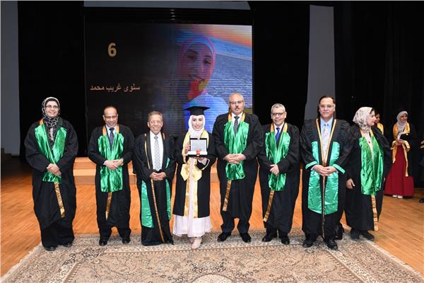 الدكتور ناصر مندور رئيس جامعة قناة السويس خلال حفل التخرج الدفعة 36 لكلية الطب