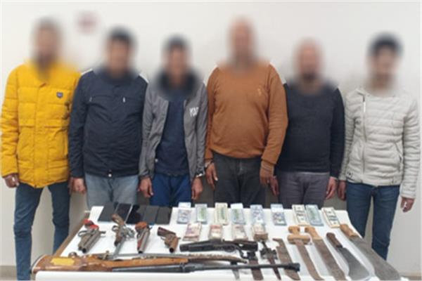 المتهمين امامهم المضبوطات