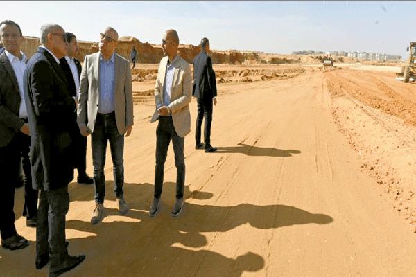 وزير النقل خلال تفقده أعمال الطرق والمرافق بمنطقة التجمع السادس