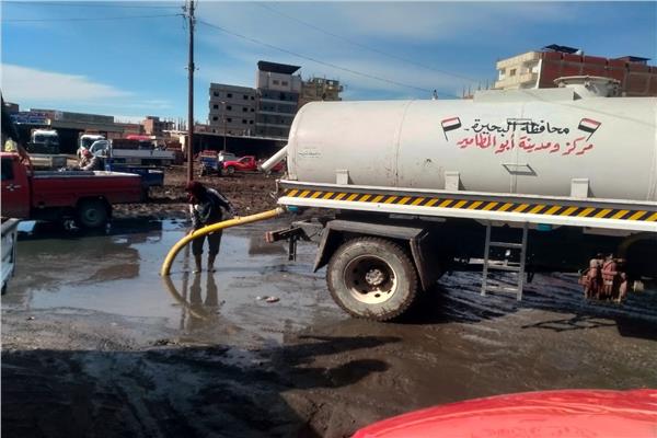 جانب من اعمال ازالة اثار الامطار