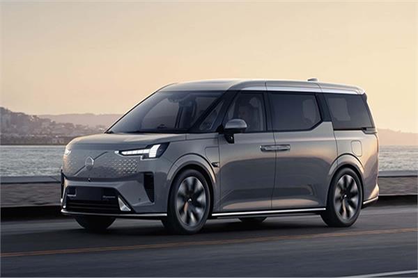 سيارة «Volvo EM90 2024»