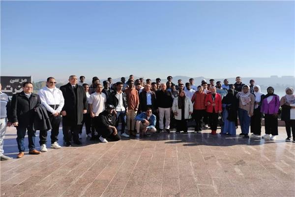 جامعة المنيا تُنظم رحلة ترفيهية لطلابها الوافدين لمقابر بني حسن