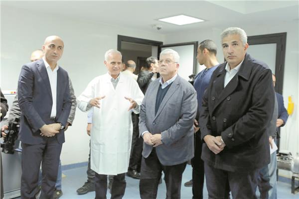 د. أيمن عاشور خلال تفقده المشروعات الجديدة بجامعة دمنهور