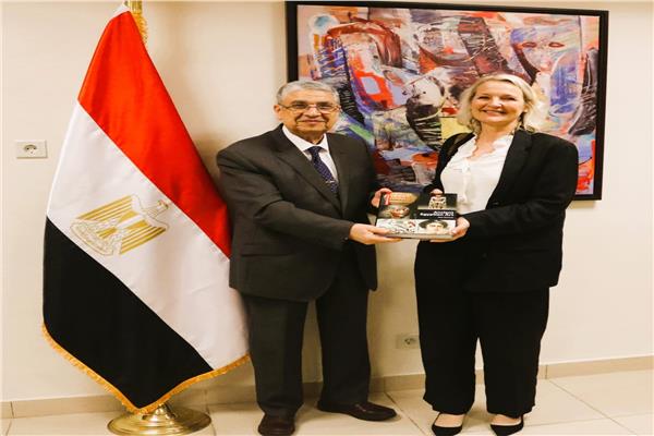 وزير الكهرباء خلال لقاء مديرة ادارة الطاقة بالمفوضية الأوروبية 