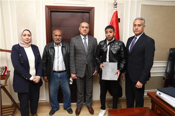 وزير العمل برفقة الشاب ووالده