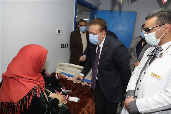 اللواء إبراهيم أبو ليمون محافظ المنوفية خلال زيارة عدداً من الأسر الفلسطينية المصابة