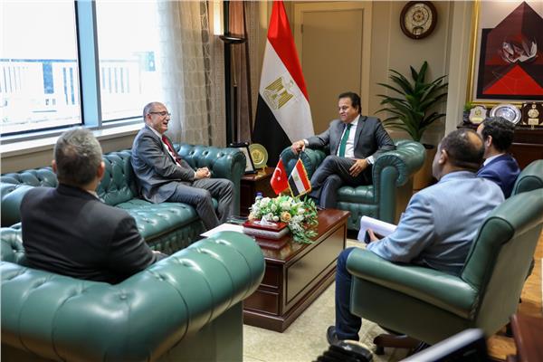 الدكتور خالد عبدالغفار خلال استقباله السفير التركي في مصر صالح موتلو شن